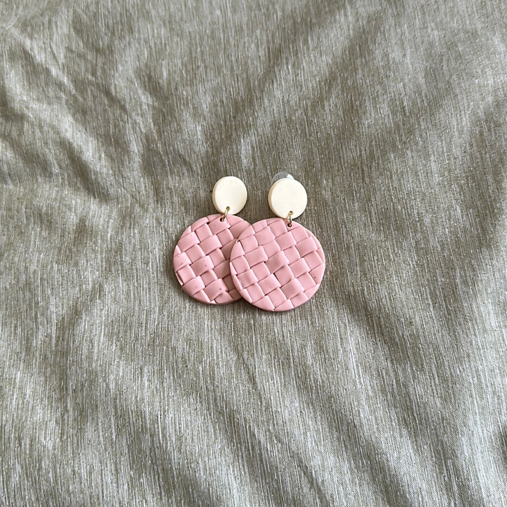 Mod boutique earrings. Light pink.